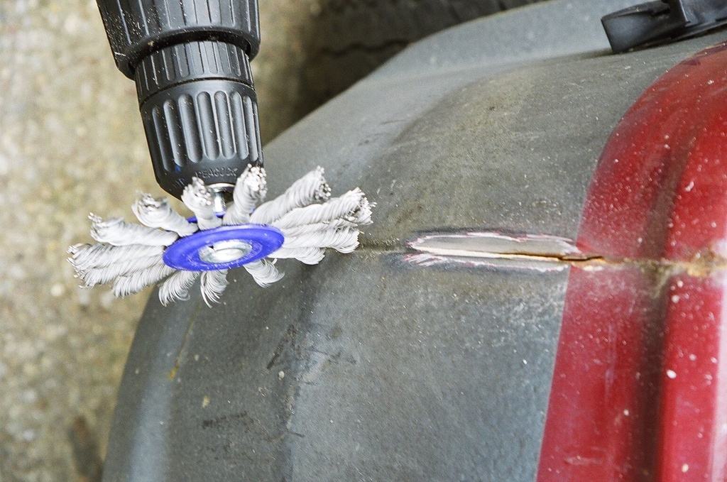 Fast Mover ZIP wire brush wheel with 6mm shank. Purple